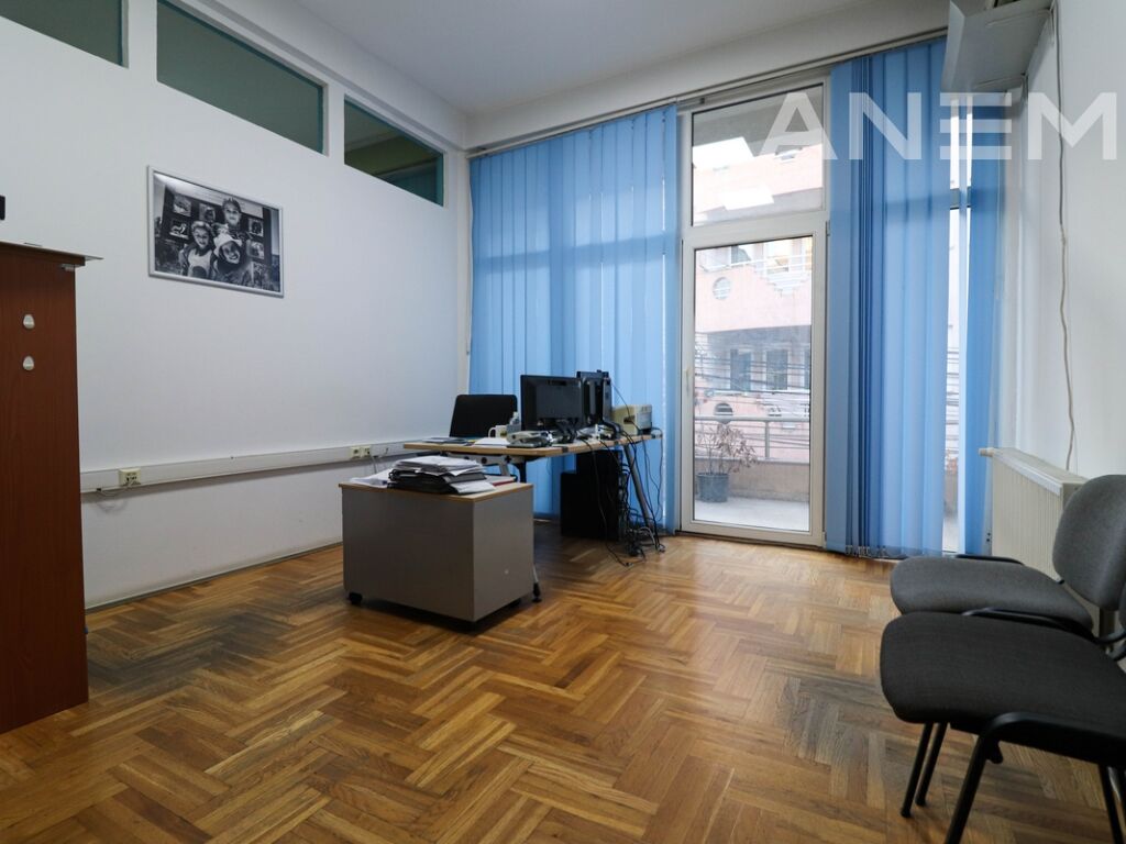 Zyre me qira 430m² në lagjen Aktash 3