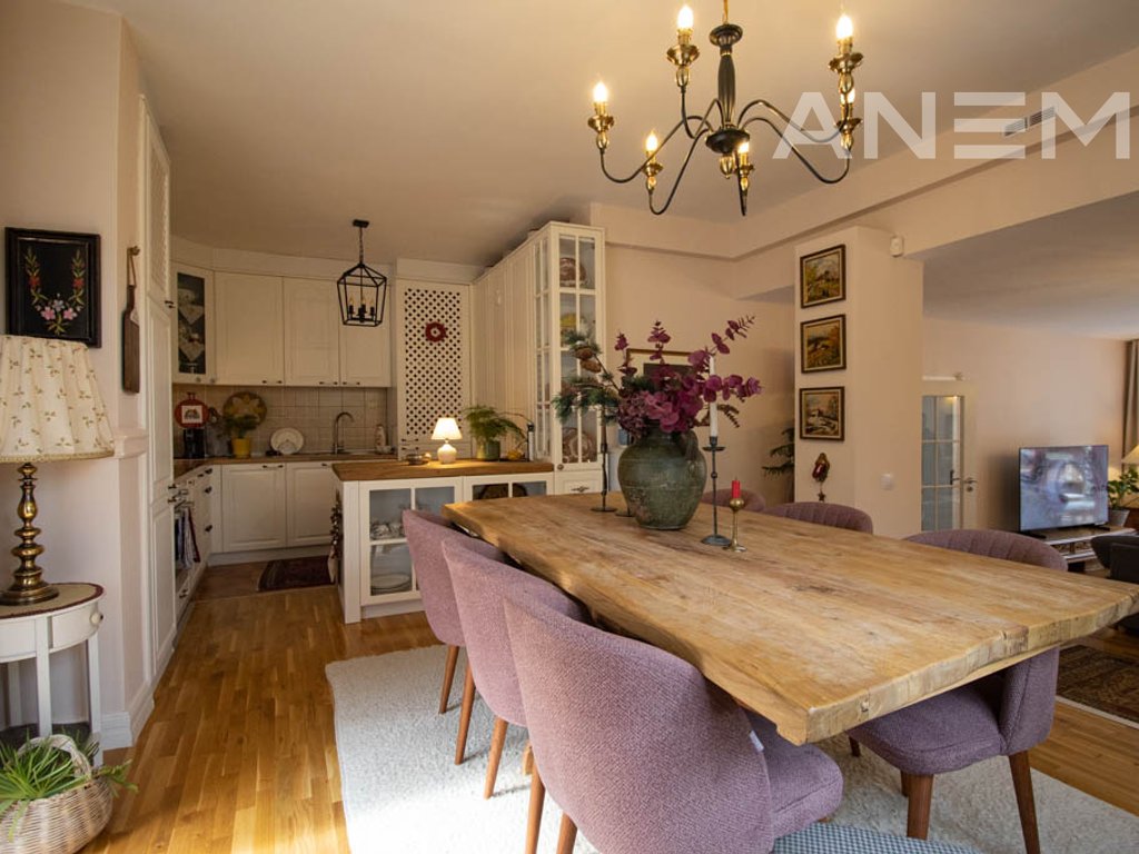 Shtëpi me qira 190m² në Sofali 4