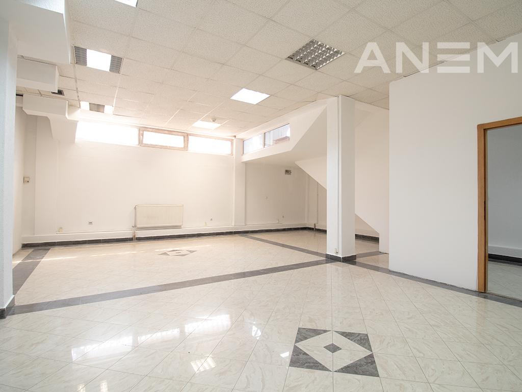 Zyre me qira 430m² në Qendër