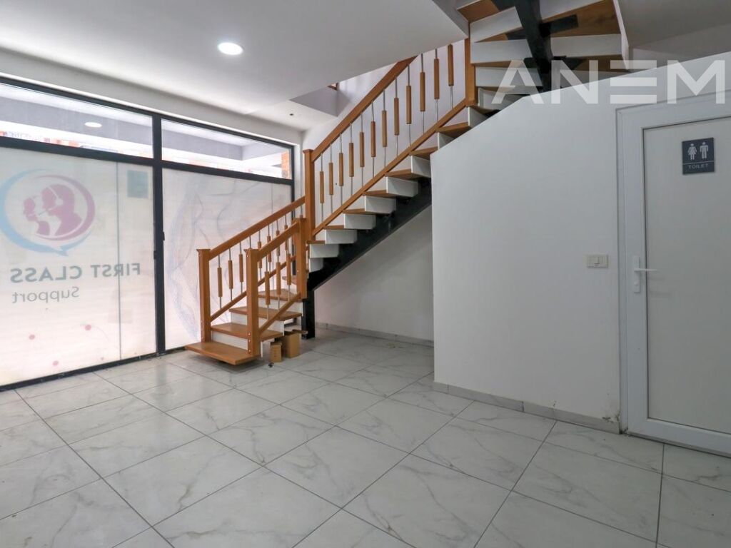 Zyre me qira me 3 hapësira pune në lagjen Kalabria