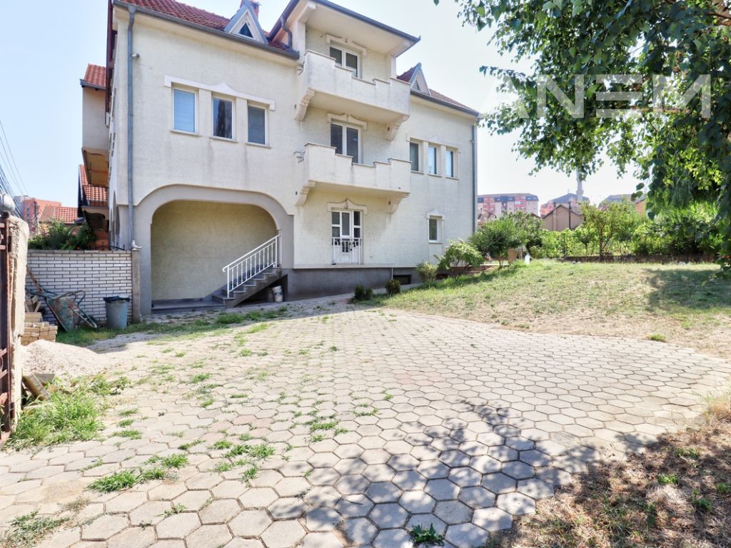 Shtëpi në shitje 300m2 në lagjën Kalabria