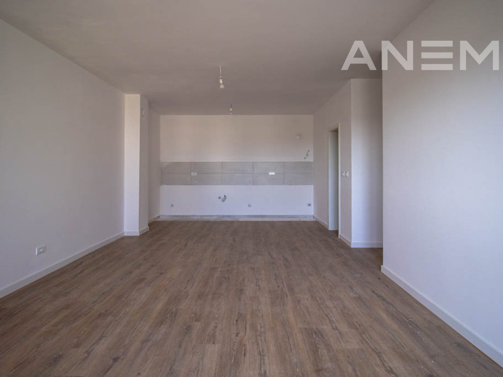 Zyre me qira me 3 hapësira pune në lagjen Mati 1 2
