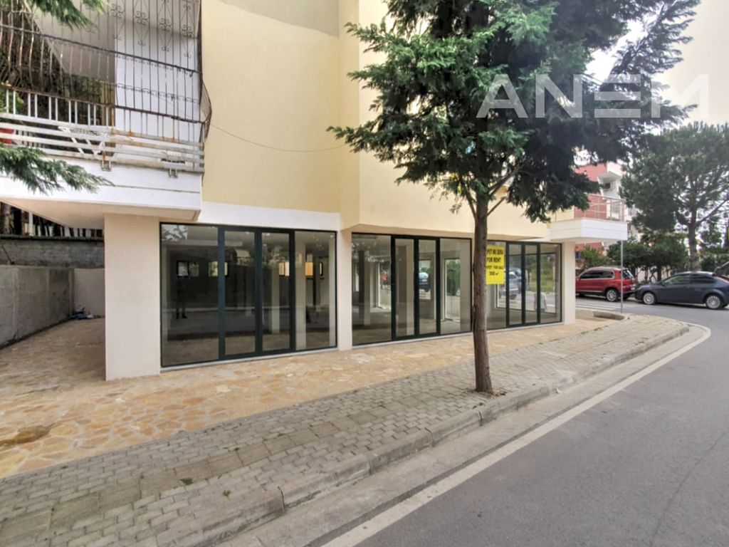 Lokal me qira 300 m2 në Durrës