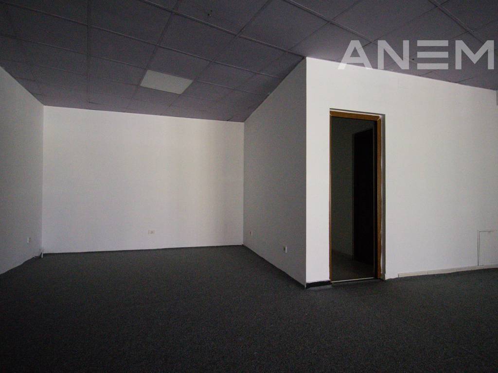 Lokal në shitje 196.36m² në Lakrishtë 4