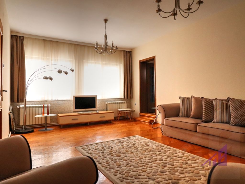 Shtëpi me qira 200m2 në lagjen Tophane