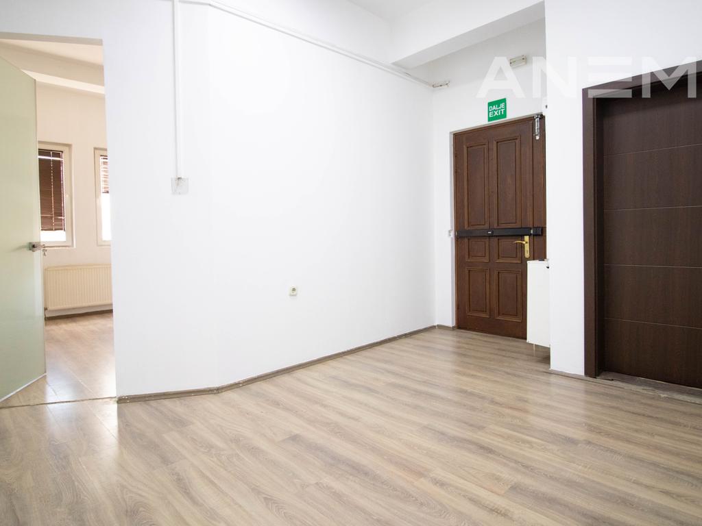 Lokal me qira 150m² në Qendër 2