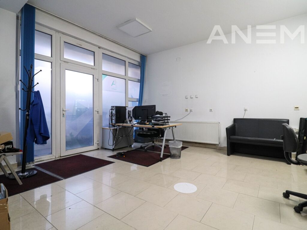 Zyre me qira 430m² në lagjen Aktash 4