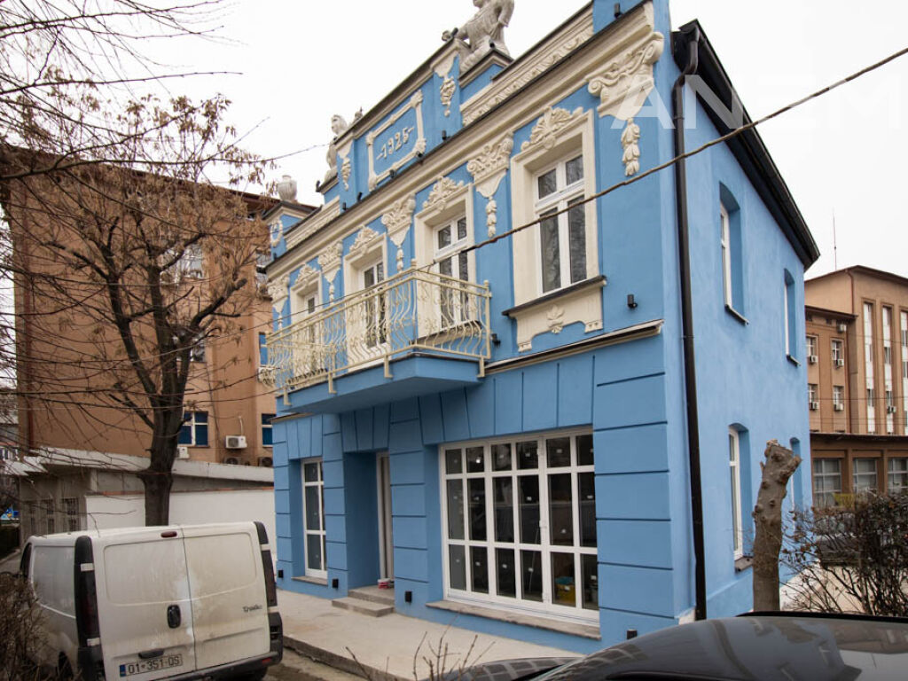 Objekt me qira 240m²+100m² tarracë në Qendër