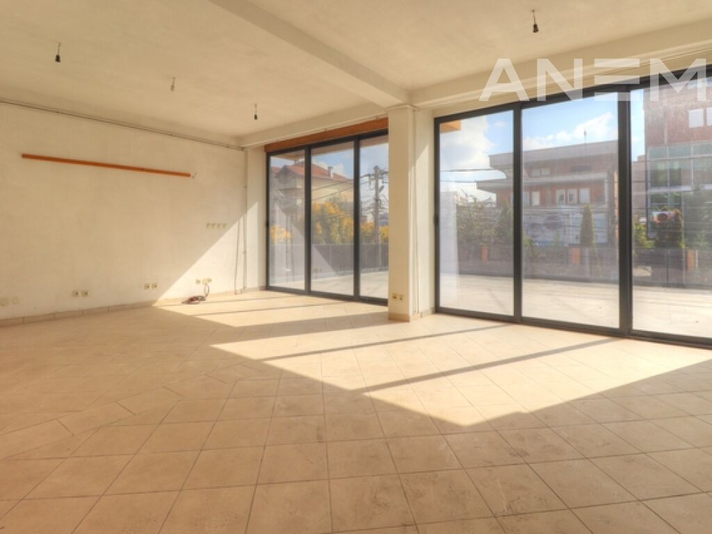 Zyre me qira 400m² në Fushë Kosovë 3