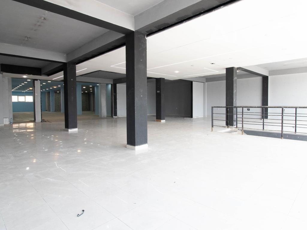 Lokal me qira 500m² në Fushë Kosovë 2