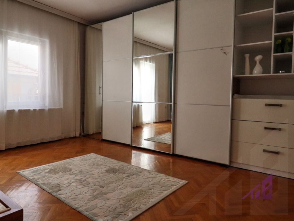 Shtëpi me qira 200m2 në lagjen Tophane 4