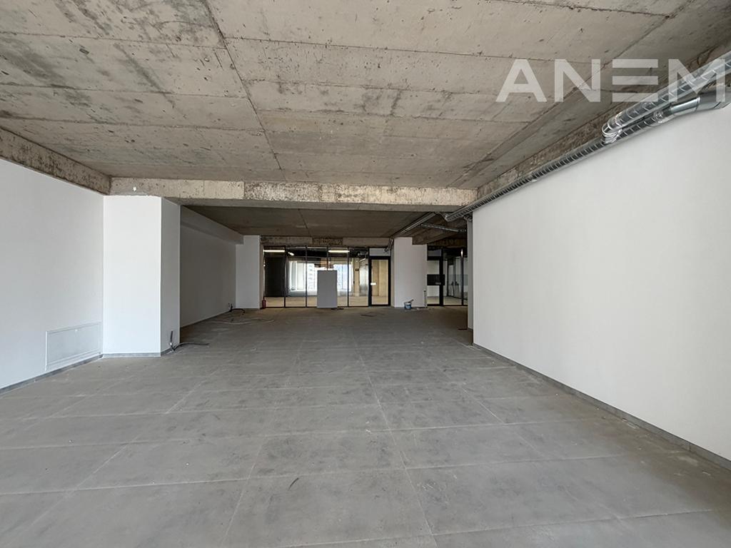Lokal me qira 275m² në Lakrishtë 3