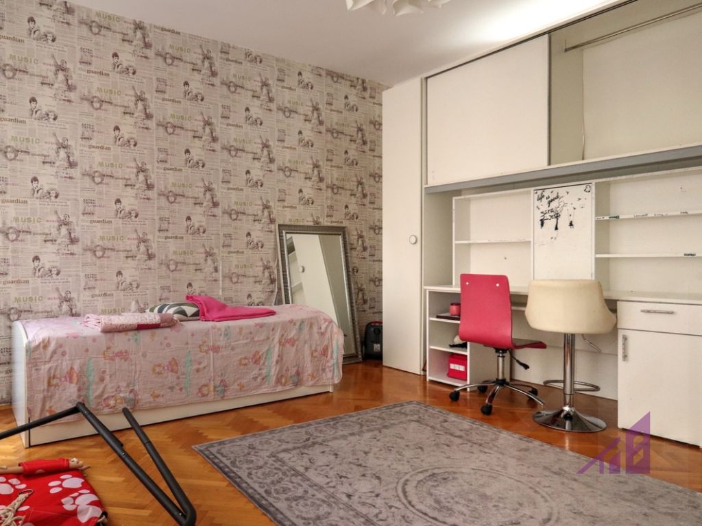 Shtëpi me qira 200m2 në lagjen Tophane 2