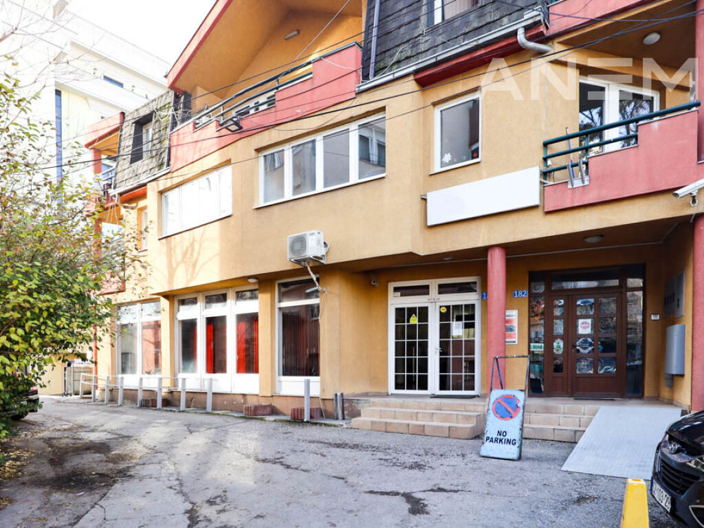 Zyre me qira me 12 hapësira pune në Qendër