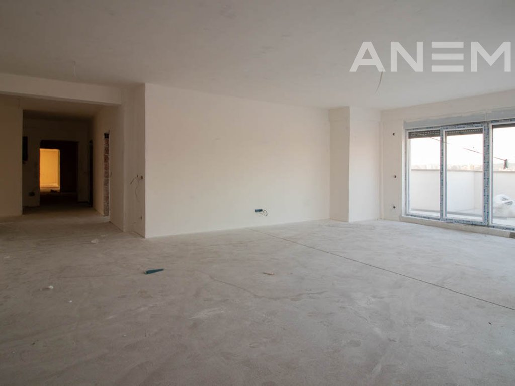 Penthouse në shitje 190m² + 80m² tarracë në lagjen Prishtina e Re 4