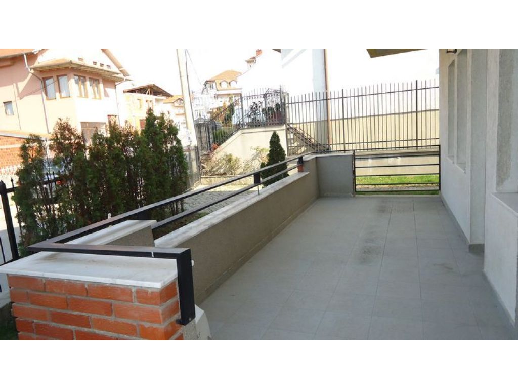 Shtëpi me qira 300m2 ne Velani 3