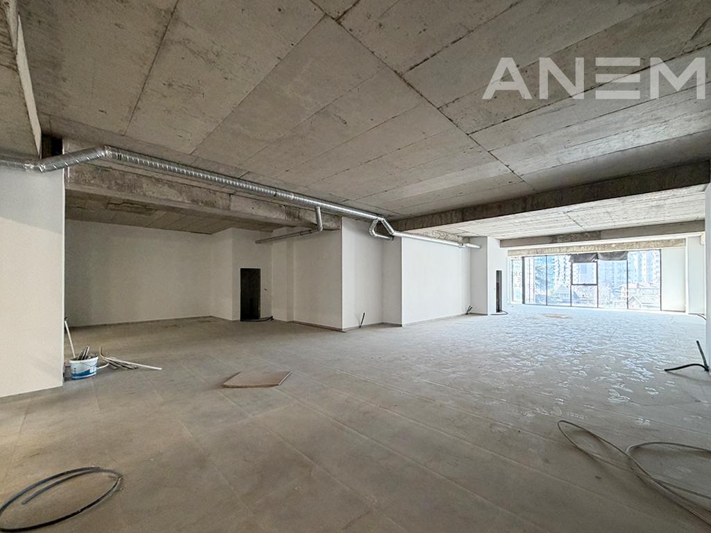 Lokal me qira 275m² në Lakrishtë 4