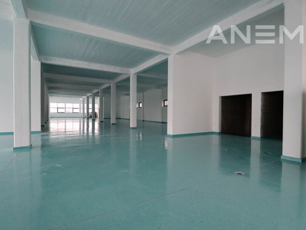 Objekt afarist me qira 1800m² në lagjen Veternik 4