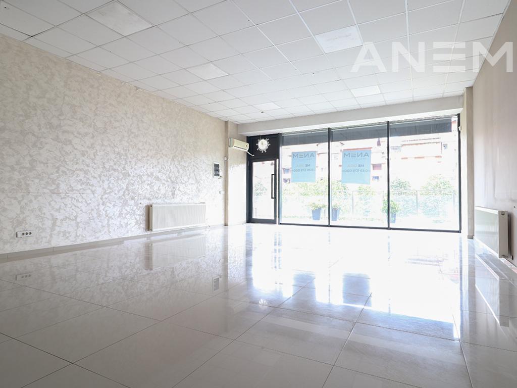 Lokal me qira 102m² në Rrugën B 2