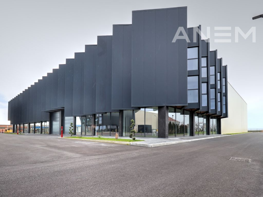 Objekt me qira 3780m2 ne magjistralen Prishtine-Shkup 3
