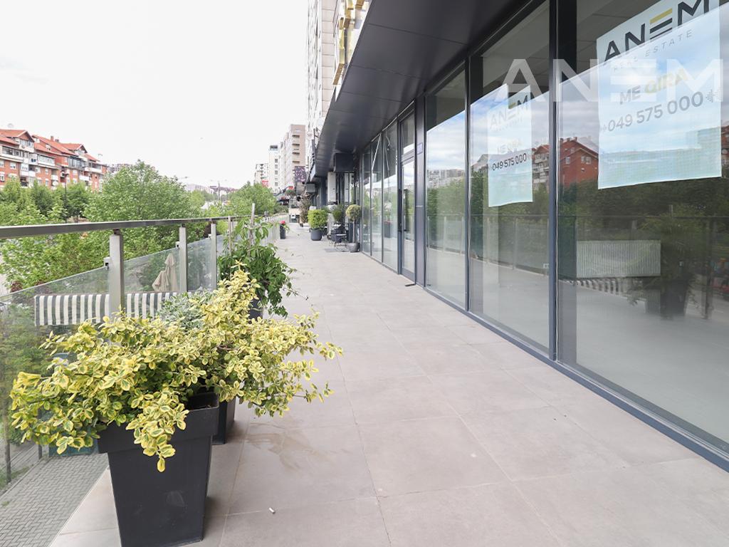 Lokal me qira 102m² në Rrugën B