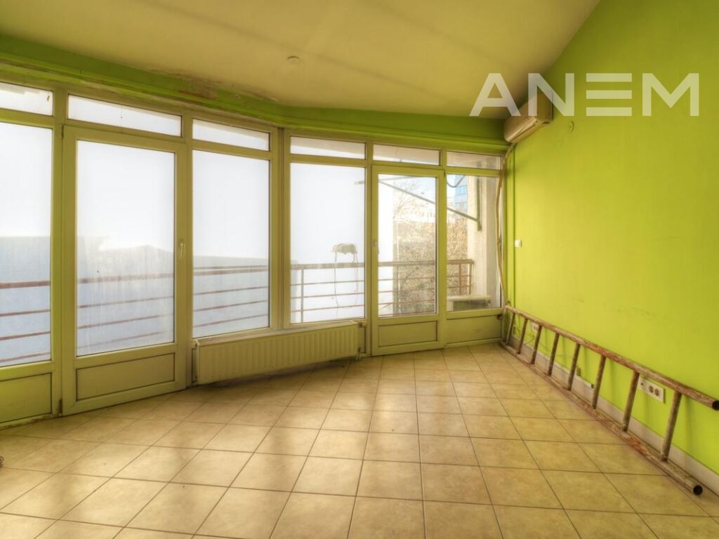 Zyre me qira 440m² në Qendër 4