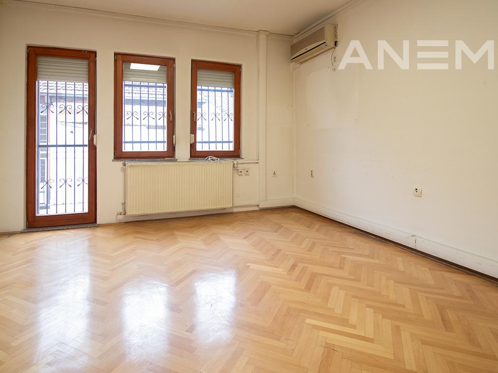 Zyre me qira 360m² në lagjen Arbëri 3