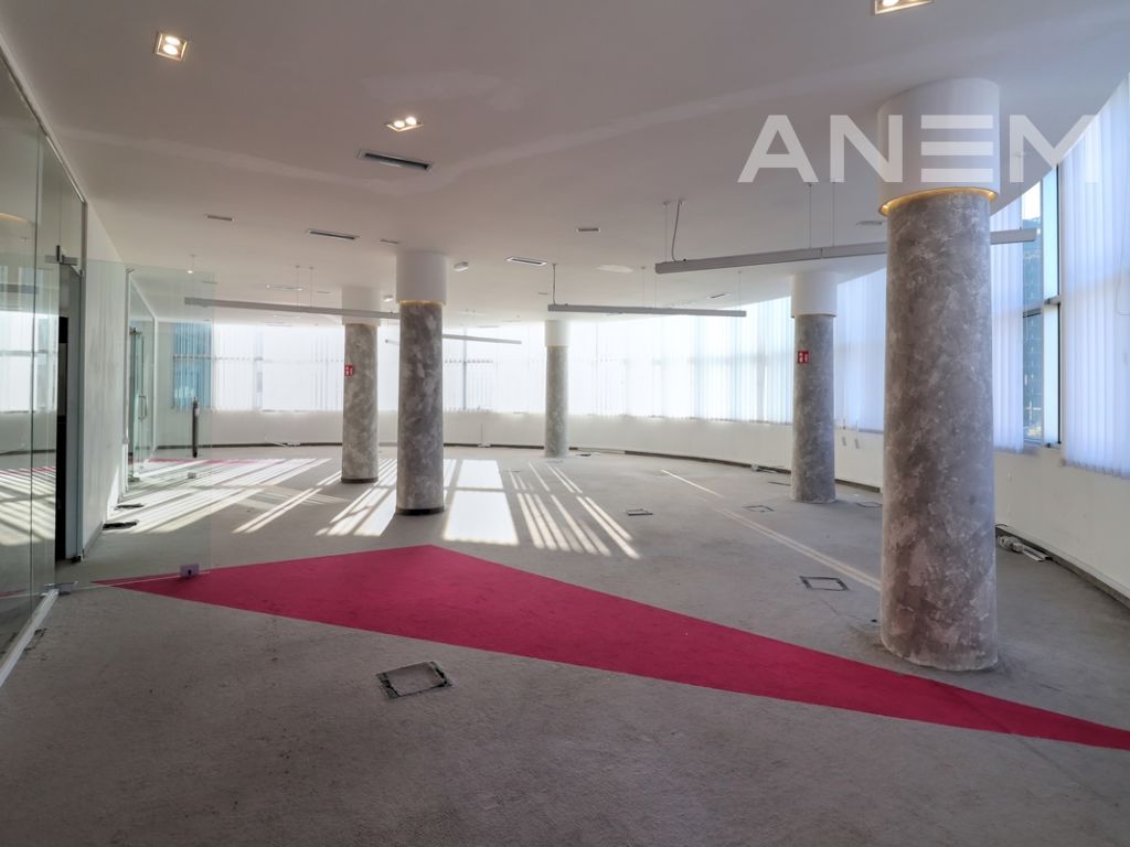 Zyre me qira 300m2 në lagjen Pejton 4
