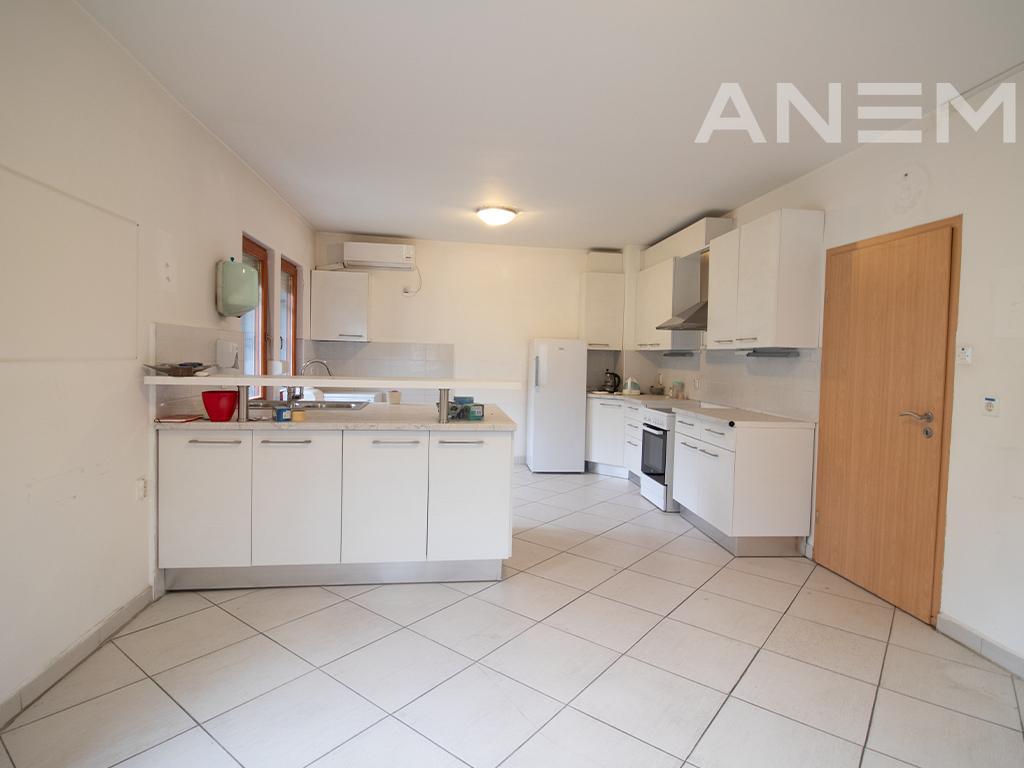 Zyre me qira 360m² në lagjen Arbëri 4