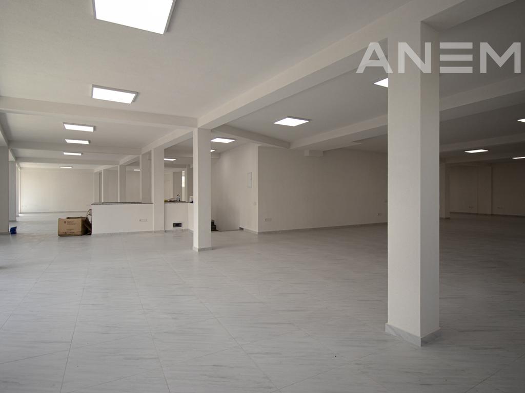Objekt me qira 2800m² në Bregun e Diellit 3