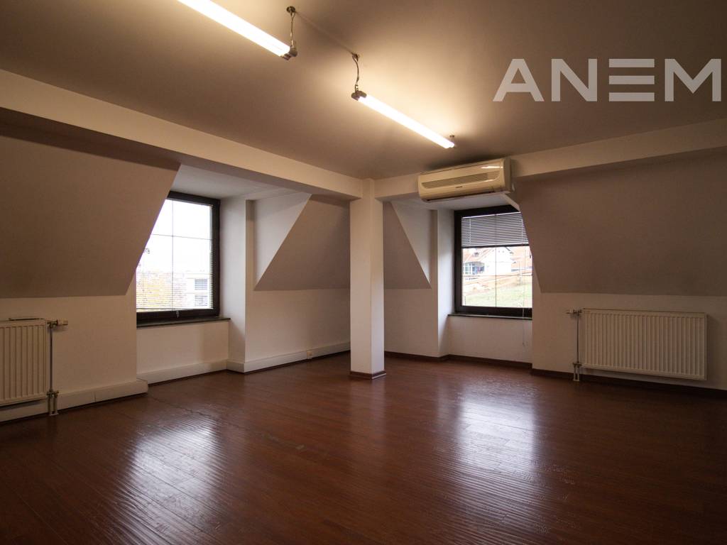 Zyre me qira me 10 hapësira pune në Qendër 3