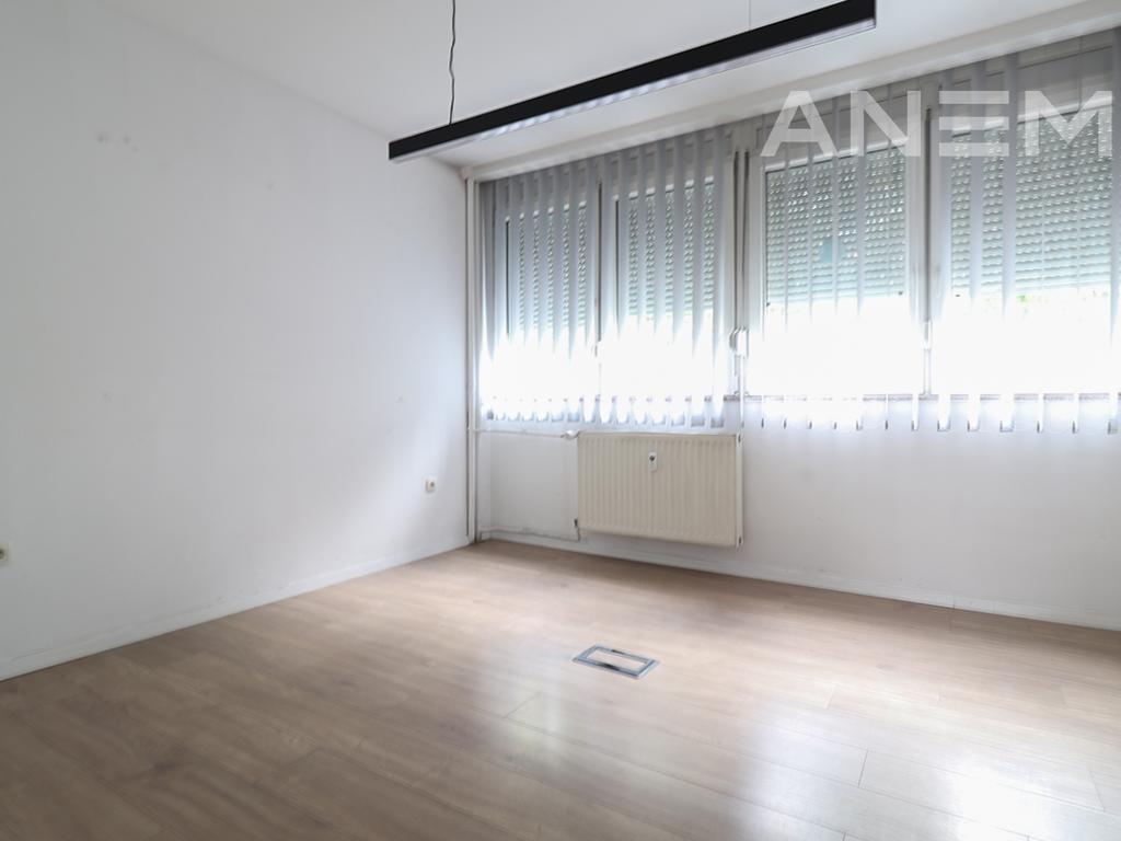 Zyre me qira me 5 hapësira pune në Ulpianë 4