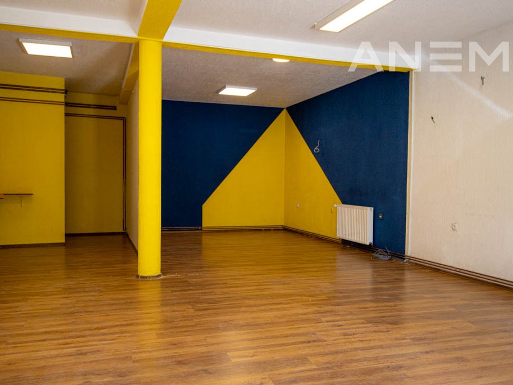 Lokal me qira me 1 hapësirë pune në Qendër 2