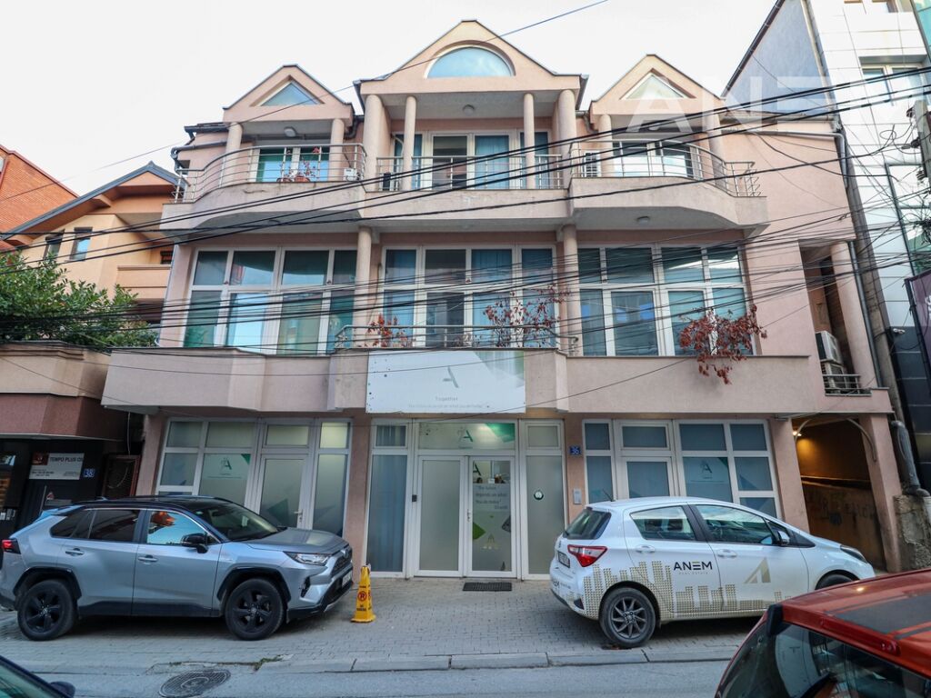 Zyre me qira 430m² në lagjen Aktash