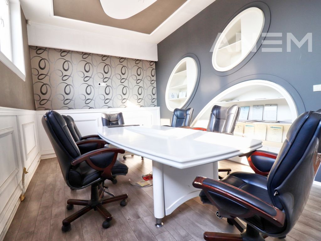 Zyre me qira 270m2 në rrugën Ilaz Kodra
