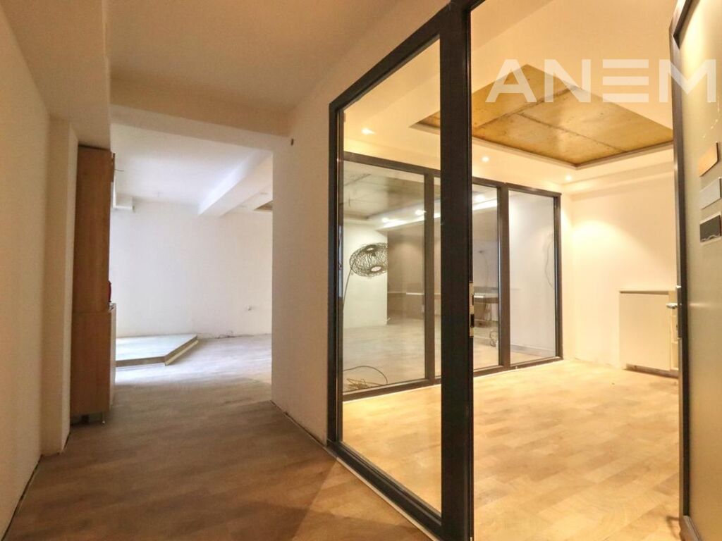 Zyre me qira 208m² në lagjen Arbëria 4