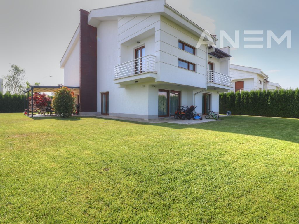 Shtëpi me qira me 4 dhoma gjumi në Marigona Residence