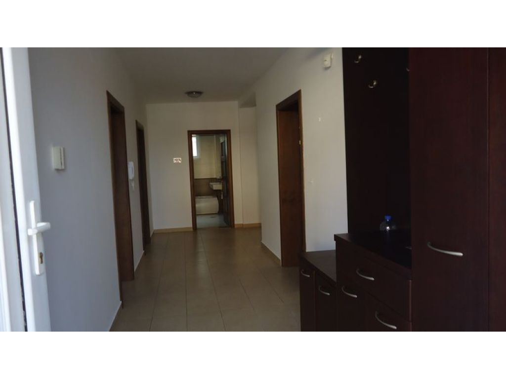 Shtëpi me qira 300m2 ne Velani 4