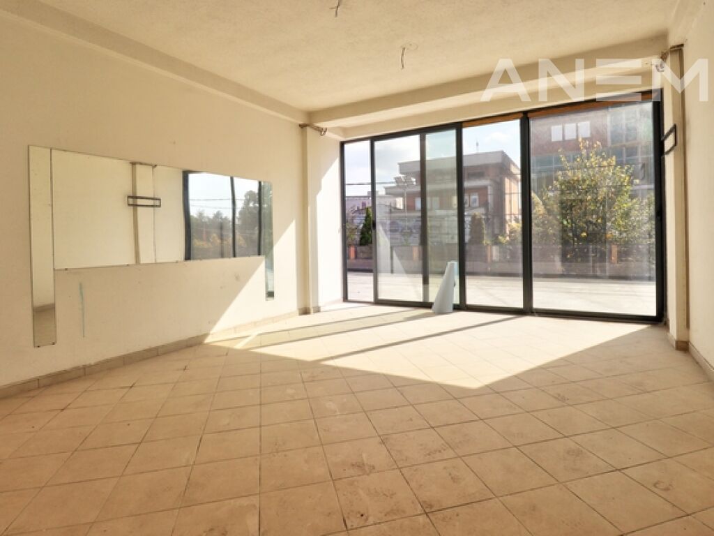 Zyre me qira 400m² në Fushë Kosovë 2