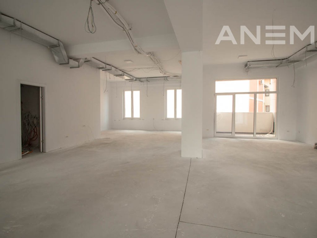 Zyre me qira 400m² në lagjen Bregu i Diellit. 2