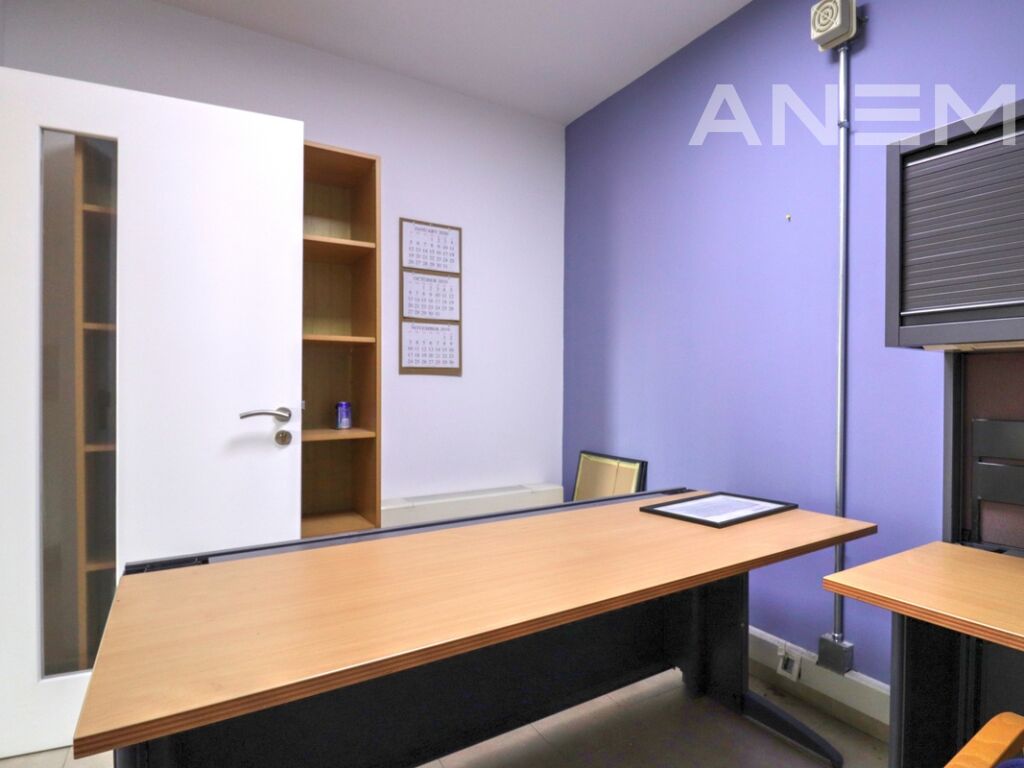 Zyre me qira me 13 hapësira pune në Arbëri