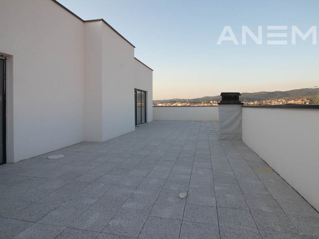 Penthouse në shitje 190m² + 80m² tarracë në lagjen Prishtina e Re 2