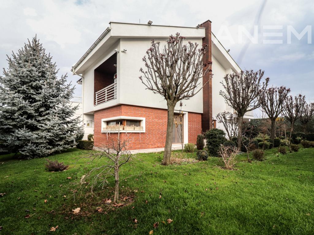Shtëpi me qira 360m² + 60m² nënkulm në Marigona Residence