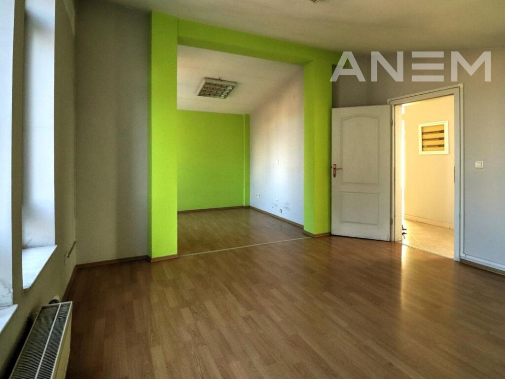 Zyre me qira 440m² në Qendër