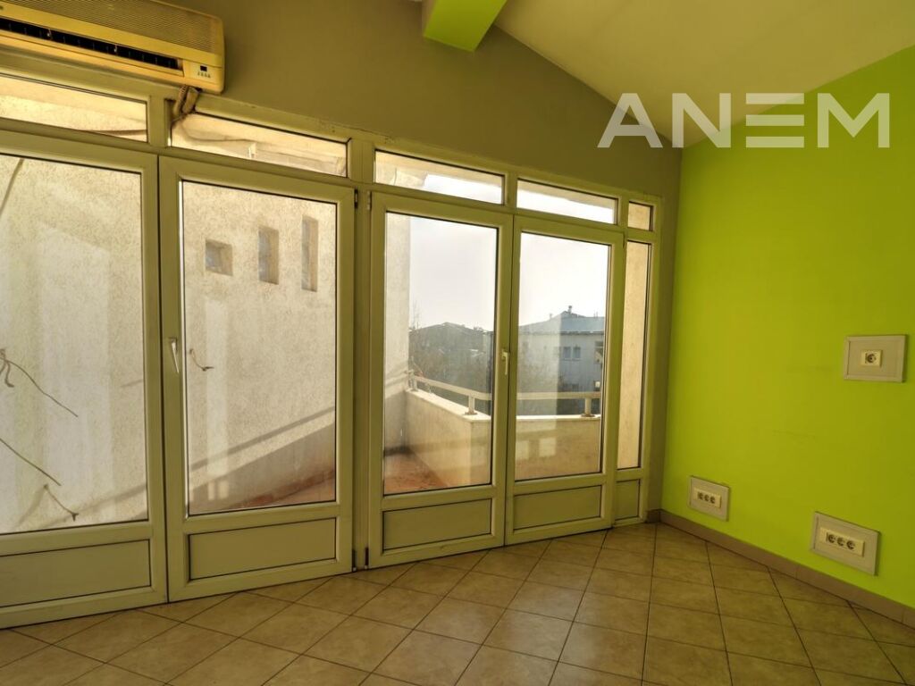 Zyre me qira 440m² në Qendër 3