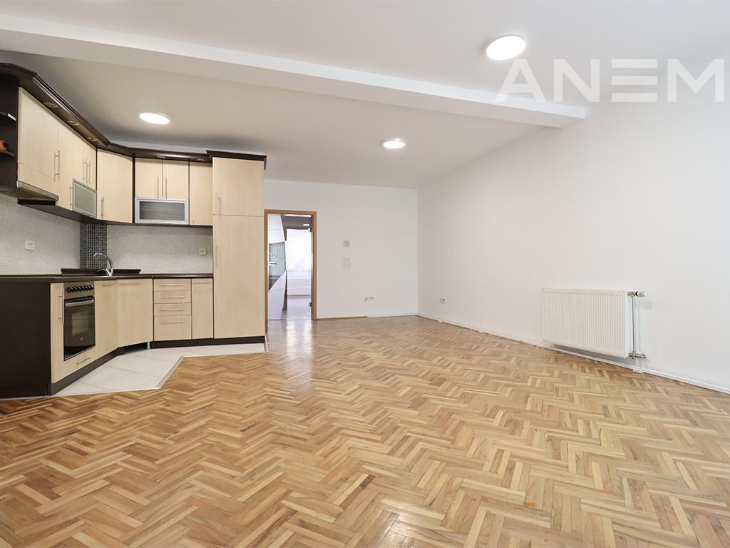 Zyre me qira 350m² në lagjën Dardania 2