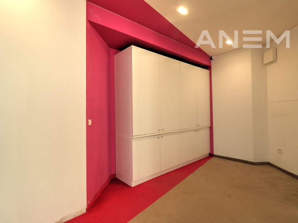 Zyre me qira 300m2 në lagjen Pejton 2