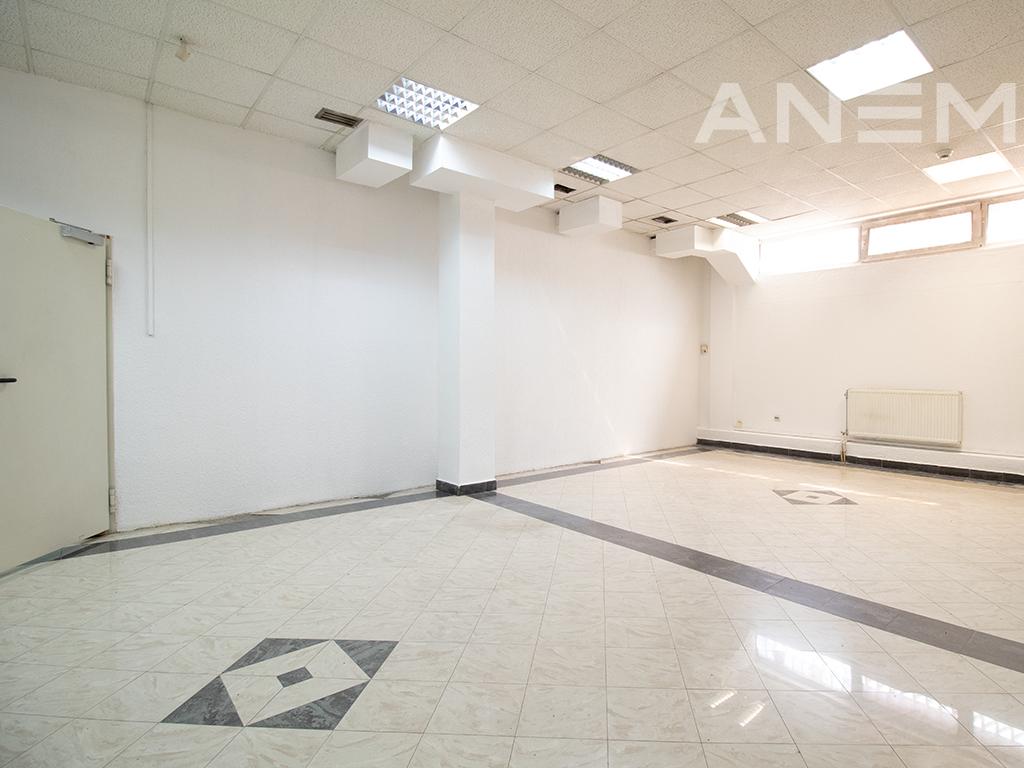 Zyre me qira 430m² në Qendër 2