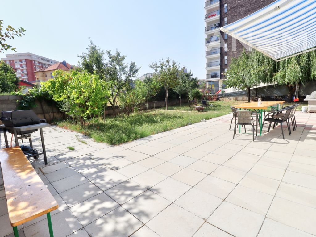 Shtëpi me qira 300m2 në lagjën Kalabria 4