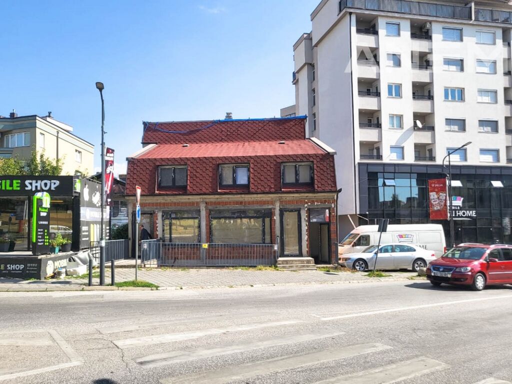 Lokale me qira 291.86m² në Pejë 2